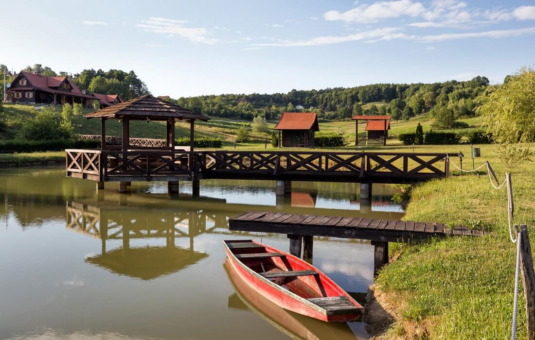 Eco House Trpuci with its lake